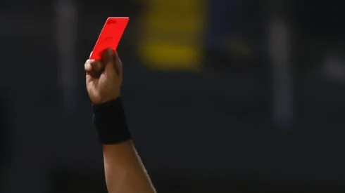 Una tarjeta roja en el aire.