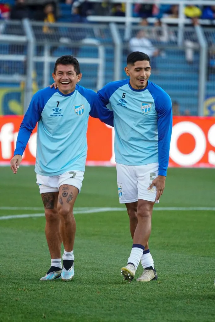 El Pulga y Adrián Sánchez. (Foto: Prensa Atlético Tucumán).