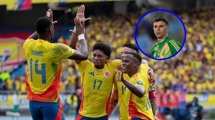 Jhon Durán, en el festejo de gol de Colombia con Mojica, Arias y James Rodríguez, contra Dibu Martínez.