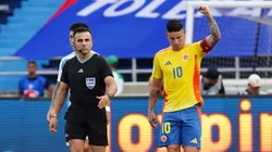 Piero Maza no tuvo autoridad y Colombia ganó, aunque fue favorecida ante Argentina.