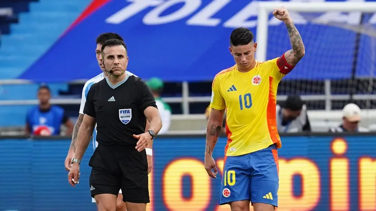 Piero Maza no tuvo autoridad y Colombia ganó, aunque fue favorecida ante Argentina.
