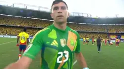 Dibu Martínez, a punto de golpear una cámara tras la derrota de Argentina.