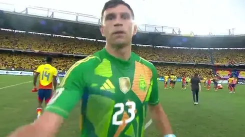 Dibu Martínez, a punto de golpear una cámara tras la derrota de Argentina.