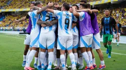 Los jugadores argentinos celebran su gol ante Colombia.