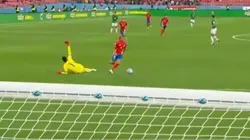 El momento en el que Lampe se lesiona y Vargas aprovecha.