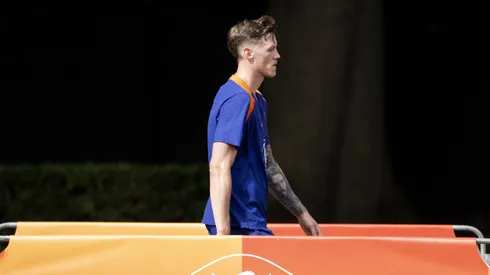 Wout Weghorst entrenando con la Selección de Países Bajos.