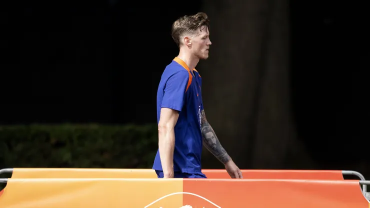 Wout Weghorst entrenando con la Selección de Países Bajos.