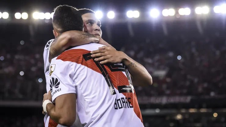 Juan Fernando Quintero junto a Rafael Santos Borré.
