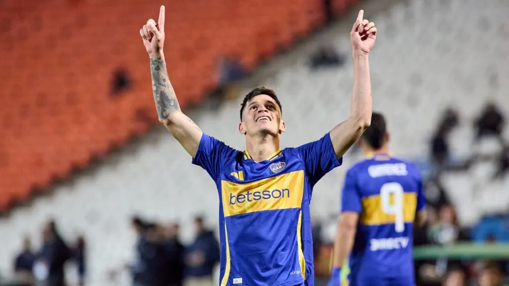 Brian Aguirre celebrando un gol en Boca.