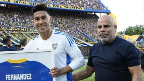 Pol Fernández, junto a Chicho Serna, previo a un partido de Boca.