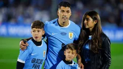 Luis Suárez, antes de su último partido con Uruguay, junto a sus hijos.