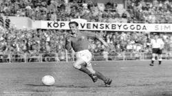 Raymond Kopa, jugando para la Selección de Francia, de la que se convirtió en leyenda.
