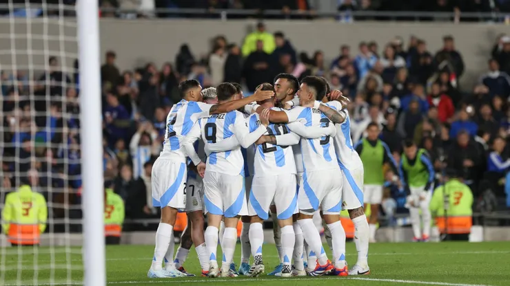 Los jugadores argentinos celebran el gol de Lautaro Martínez.
