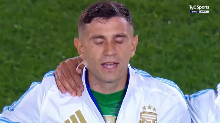 Dibu Martínez dejando ver el parche.