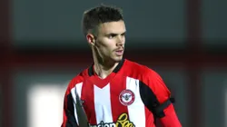 Romeo Beckham con la camiseta de Brentford.