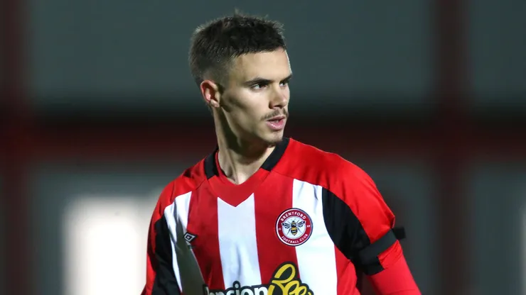 Romeo Beckham con la camiseta de Brentford.