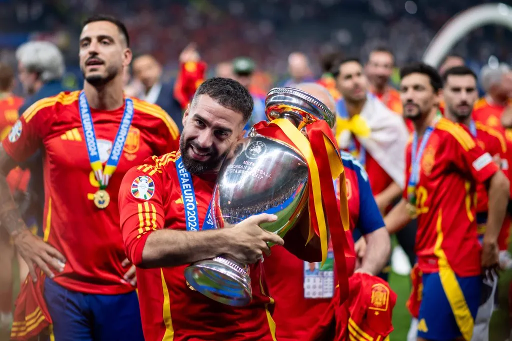 Dani Carvajal con la Eurocopa en sus manos. IMAGO