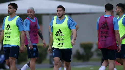 Emiliano Buendía, entrenando con la Selección Argentina junto a Gio Simeone, Enzo Fernández y Ángel Correa, entre otros (Daniel Jayo/Getty Images).