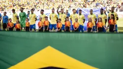 Raphinha junto a sus compañeros en Brasil.