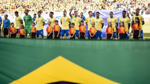 Raphinha junto a sus compañeros en Brasil.