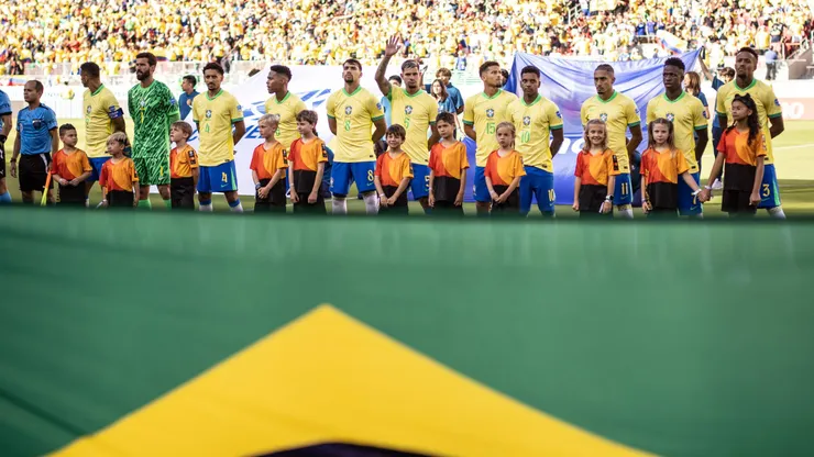 Raphinha junto a sus compañeros en Brasil.