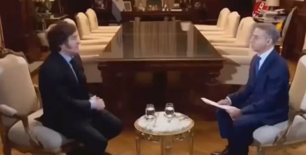 Milei con Majul y, de fondo, la 9 de Estudiantes. (Foto: Captura LN+).