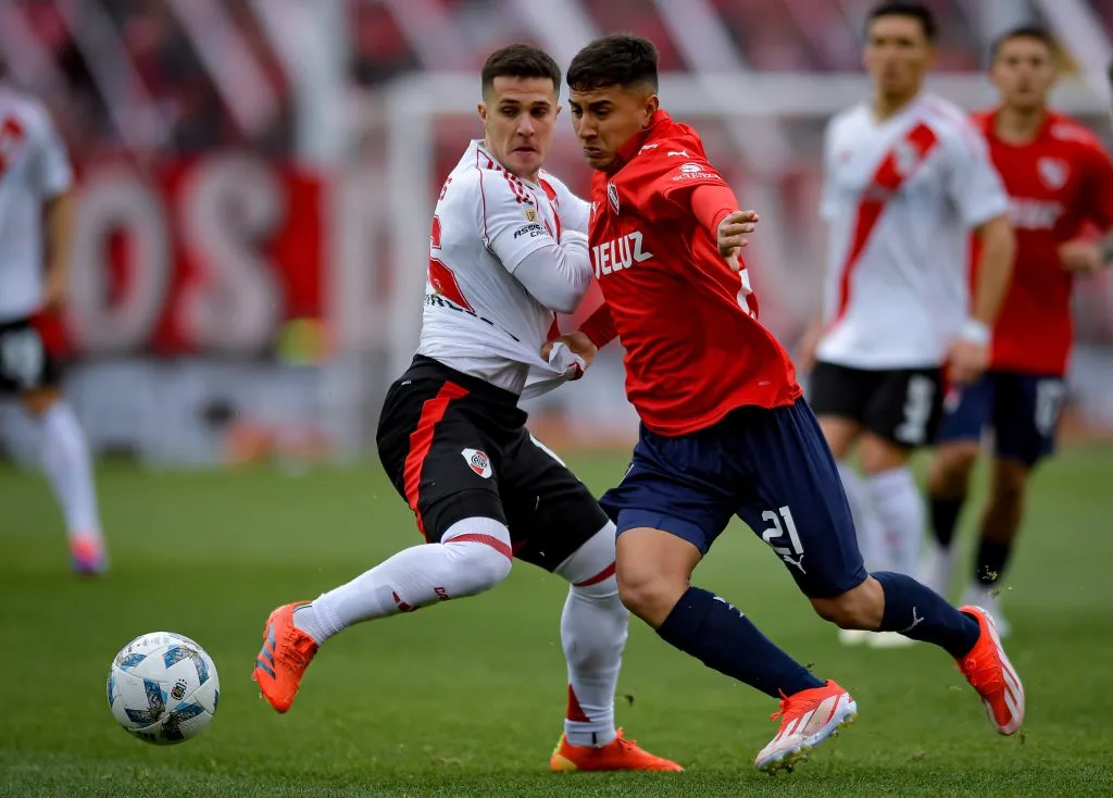 Fabricio Bustos enfrentando a Independiente, su ex equipo.