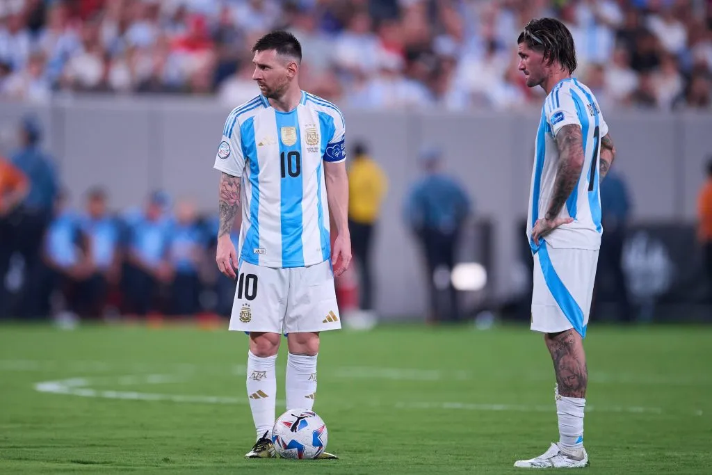 Rodrigo De Paul junto a Lionel Messi.