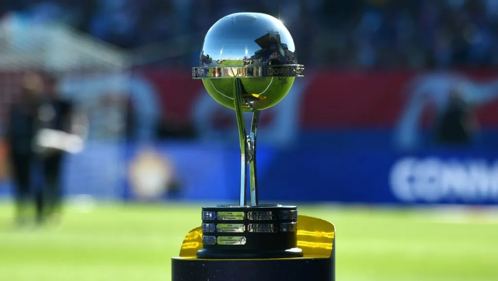 El trofeo de la Copa Sudamericana.
