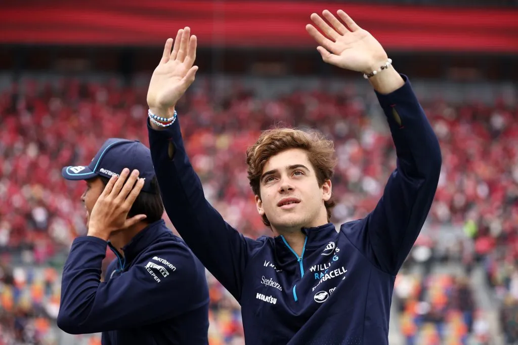 Franco Colapinto saluda a los fanáticos en el último Gran Premio de México.