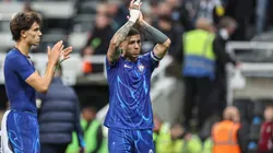 Enzo Fernández, saludando a los hinchas de Chelsea tras la caída y eliminación ante Newcastle.