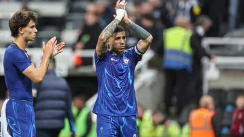 Enzo Fernández, saludando a los hinchas de Chelsea tras la caída y eliminación ante Newcastle.