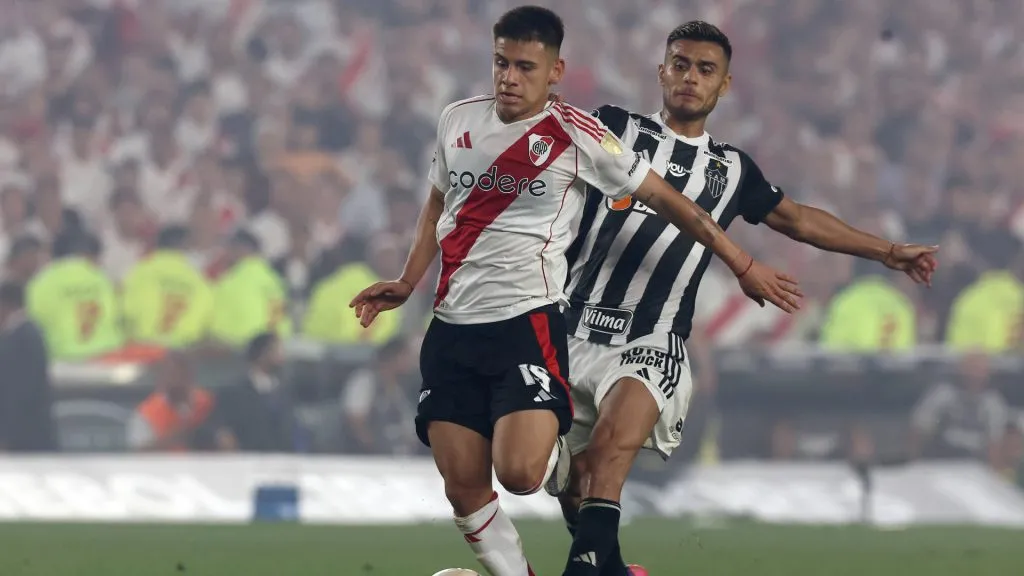 Fausto Vera, enfrentando a Claudio Echeverri por la pelota (IMAGO / PHOTOxPHOTO).