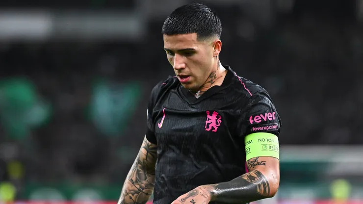 Enzo Fernández perdió la cinta de capitán y la titularidad en el Chelsea.