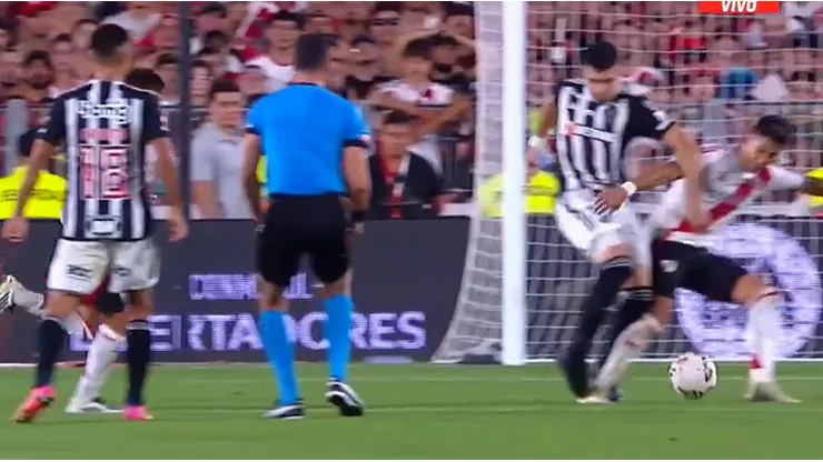 Todo River pidió penal a Meza.