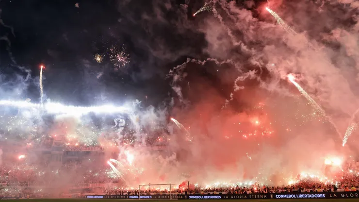 El recibimiento de los hinchas de River ante Atlético Mineiro.