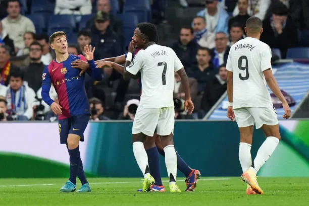 Gavi se cruzó con Vinícius en El Clásico. (Photo by Angel Martinez/Getty Images)