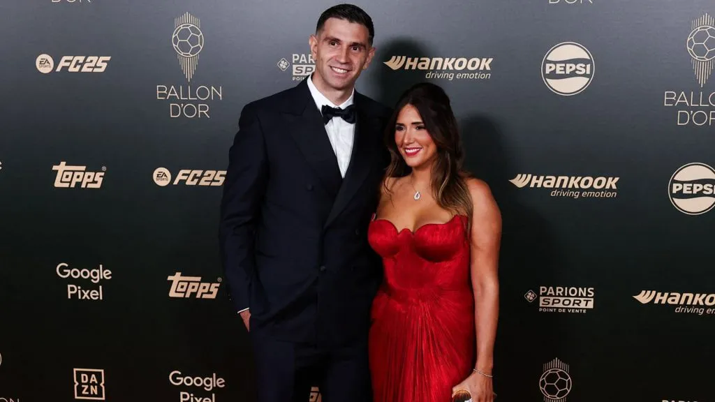 Dibu junto a su esposa en la ceremonia