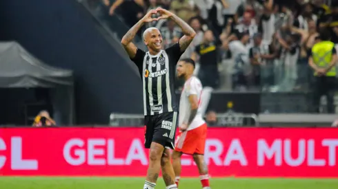 Deyverson festejando ante River.
