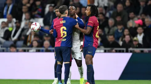 Gavi se cruzó con Vinicius en El Clásico.