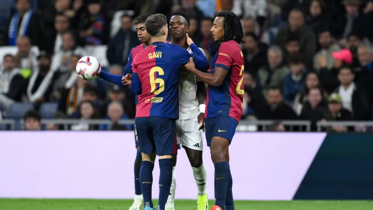 Gavi se cruzó con Vinicius en El Clásico.