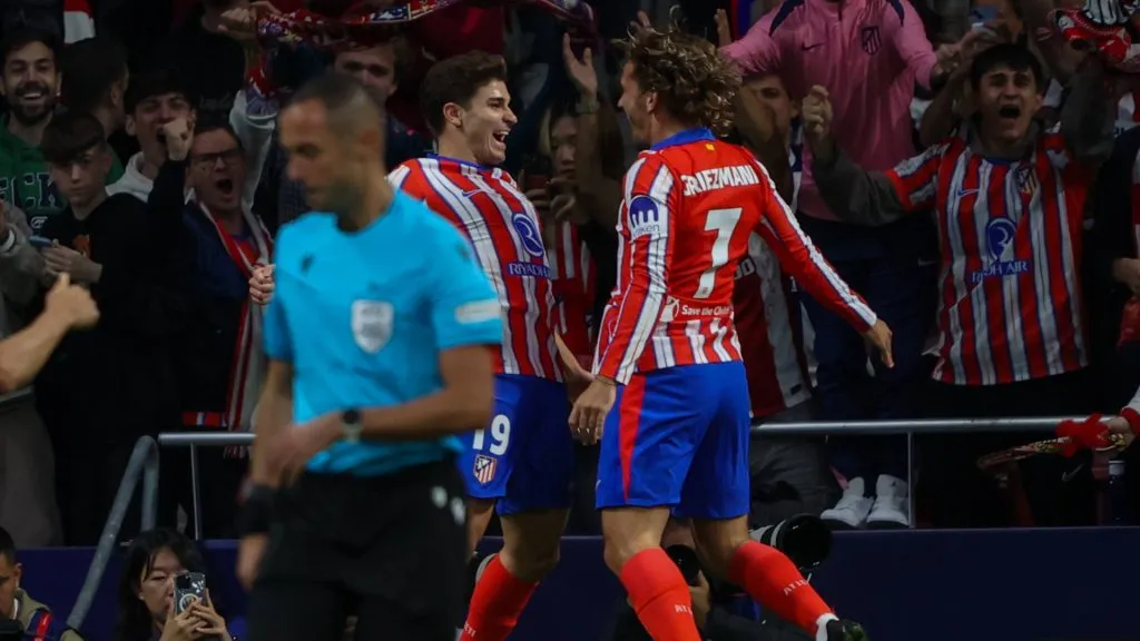 Julián Álvarez y Griezmann tienen que conectarse en el ‘Atleti’ (IMAGO / SOPA Images).