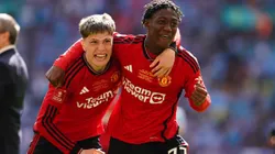 Alejandro Garnacho junto a Kobbie Mainoo.