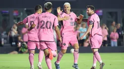 El festejo de Suárez con Messi, Weigandt y Diego Gómez.