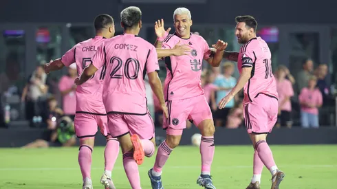 El festejo de Suárez con Messi, Weigandt y Diego Gómez.