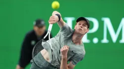 Jannik Sinner sigue liderando con comodidad.