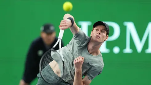 Jannik Sinner sigue liderando con comodidad.