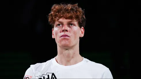 Jannik Sinner mira a todos desde arriba.