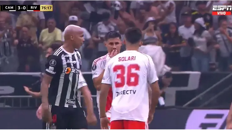Deyverson se cruzó con Adam Bareiro.