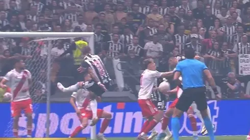 La polémica mano de González Pírez.